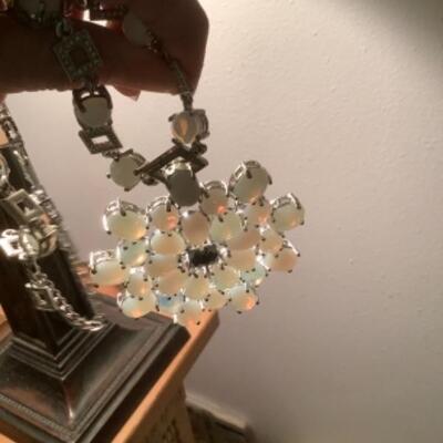 STUNNING VALESKA NECKLCE BROOCH