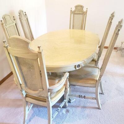 FRENCH PROVENTIAL DINING TABLE W/ CHAIRS 
