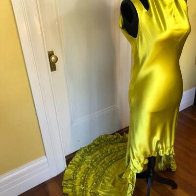 Show Stopping Vera Wang Gold Silk High-Low Gown with Long Train Size 8
