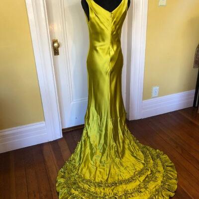 Show Stopping Vera Wang Gold Silk High-Low Gown with Long Train Size 8