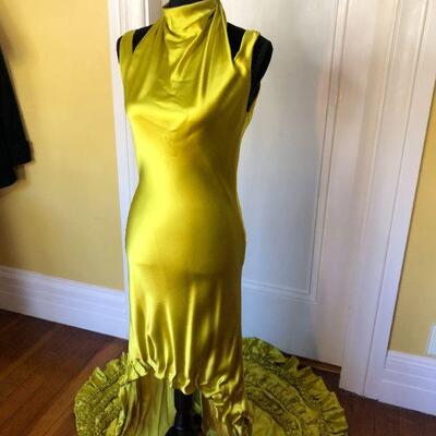 Show Stopping Vera Wang Gold Silk High-Low Gown with Long Train Size 8