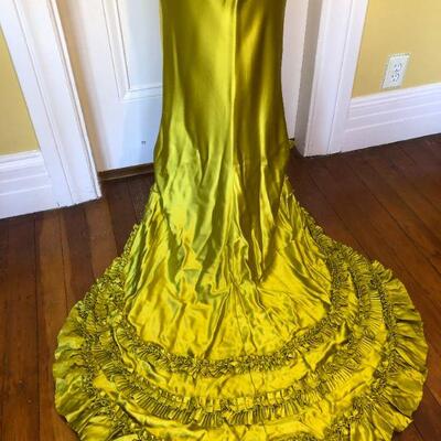 Show Stopping Vera Wang Gold Silk High-Low Gown with Long Train Size 8