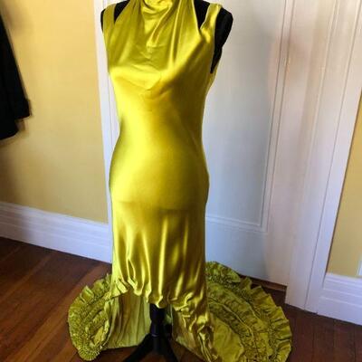 Show Stopping Vera Wang Gold Silk High-Low Gown with Long Train Size 8