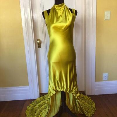 Show Stopping Vera Wang Gold Silk High-Low Gown with Long Train Size 8