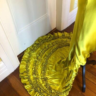 Show Stopping Vera Wang Gold Silk High-Low Gown with Long Train Size 8