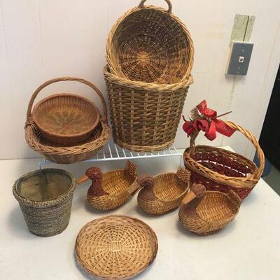 Mix Group of Vintage Baskets (86)