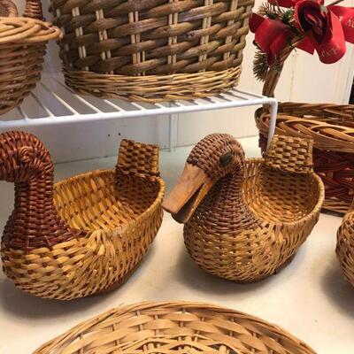 Mix Group of Vintage Baskets (86)