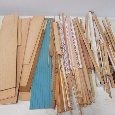 Lot 125a - Doll House Building Components Molding 