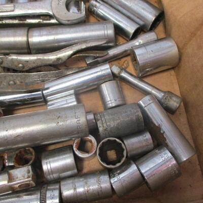 Lot 142 - Box Of Tools - Sockets & Wrenches - Craftsman