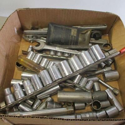 Lot 142 - Box Of Tools - Sockets & Wrenches - Craftsman
