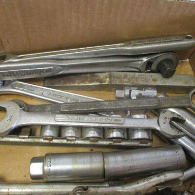Lot 142 - Box Of Tools - Sockets & Wrenches - Craftsman
