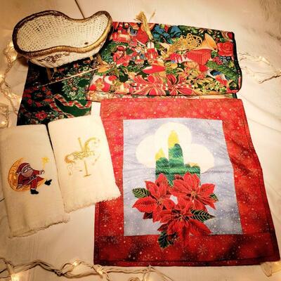 LOT OF CHRISTMAS LINENS 