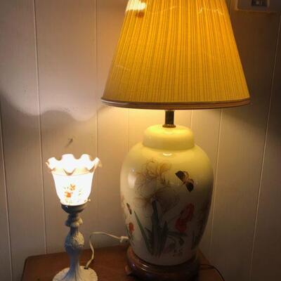 Vintage Pair of Decorative Lamps (104)