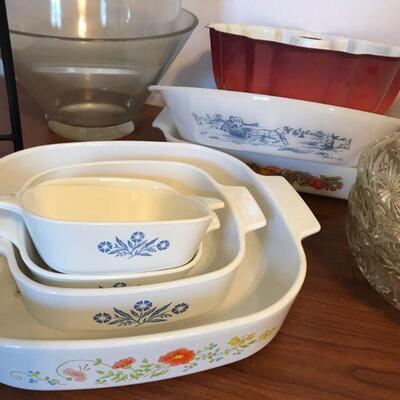 Vintage Mix Variety of Kitchen Items Baking Pans, Pitcher, Crystal Bowls, Corningware, etc (110)