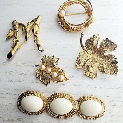 GOLD TONED BROOCHES LOT #1 