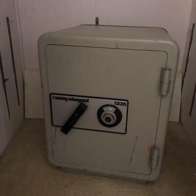 Vintage Sentry Valueguard Safe (114)