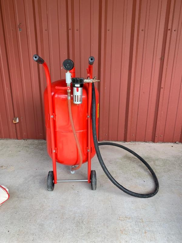 Central Pneumatic Pressurized Abrasive Blaster / Sandblaster