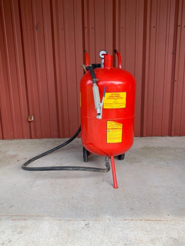 Central Pneumatic Pressurized Abrasive Blaster / Sandblaster