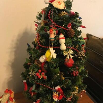 Vintage Mixed Variety of Christmas Items (143)