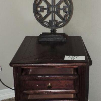LOT 8  HAVERTY'S SIDE TABLE & LAMP