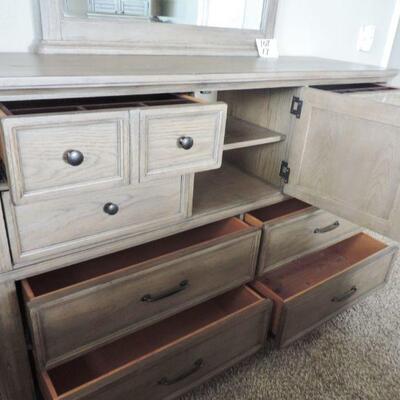 LOT 17  HAVERTY' FURNITURE DRESSER WITH MIRROR