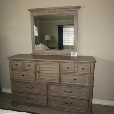 LOT 17  HAVERTY' FURNITURE DRESSER WITH MIRROR