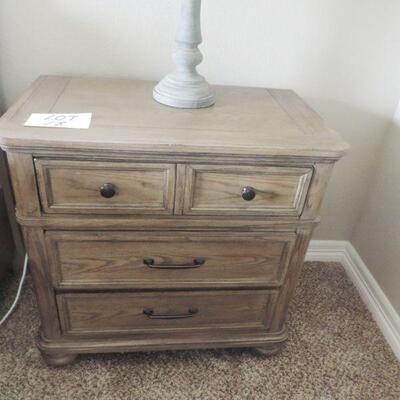 LOT 18  HAVERTY FURNITURE NIGHTSTAND & LAMP