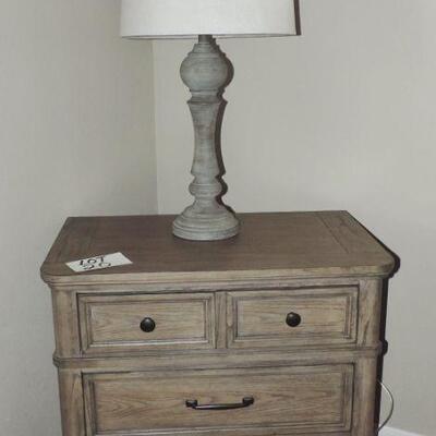LOT 20  HAVERTY FURNITURE NIGHTSTAND & LAMP