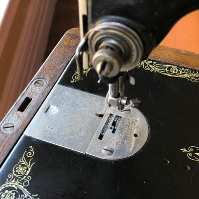 Antique Singer Sewing Machine 99 Filigree Design Serial Number in Working Condition Original Case