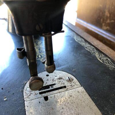Antique Singer Sewing Machine 99 Filigree Design Serial Number in Working Condition Original Case