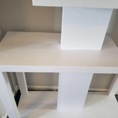 Lot 28: White Shelf (original assembly instructions included)