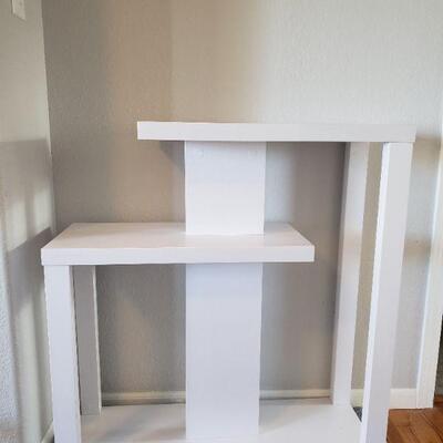 Lot 28: White Shelf (original assembly instructions included)