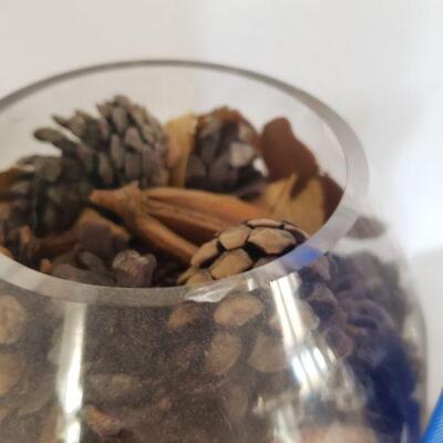 Lot 132: (2) Glass Vases 