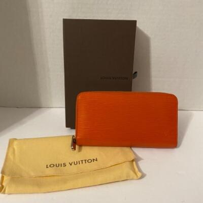 B - 484   Louis Vuitton Wallet