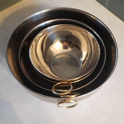 Lot 154: Nesting Mixing Bowls (Stainless with Gold Hanging Ring))