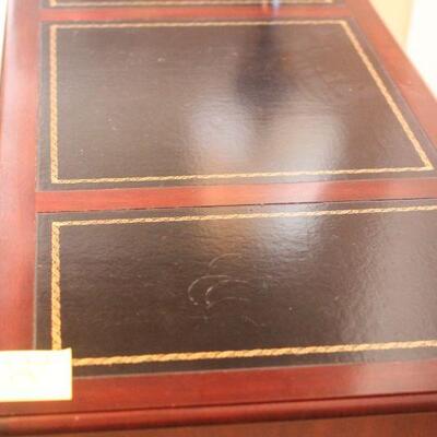 Lot 36 National Mt. Airy Desk & Lamp