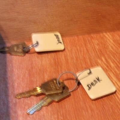 Lot 36 National Mt. Airy Desk & Lamp