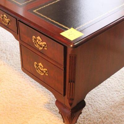 Lot 36 National Mt. Airy Desk & Lamp