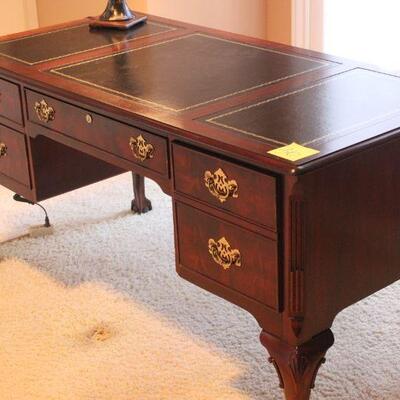 Lot 36 National Mt. Airy Desk & Lamp