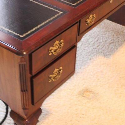 Lot 36 National Mt. Airy Desk & Lamp