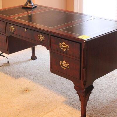 Lot 36 National Mt. Airy Desk & Lamp