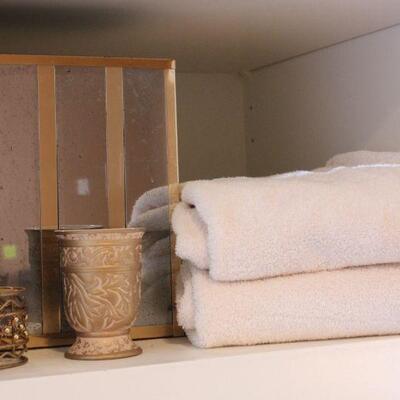 Lot 38 Misc. Bathroom Décor & Towels