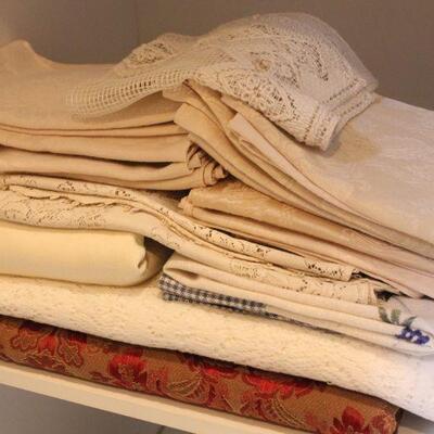 Lot 71 Table Cloths, Linen Napkins, Runners & More