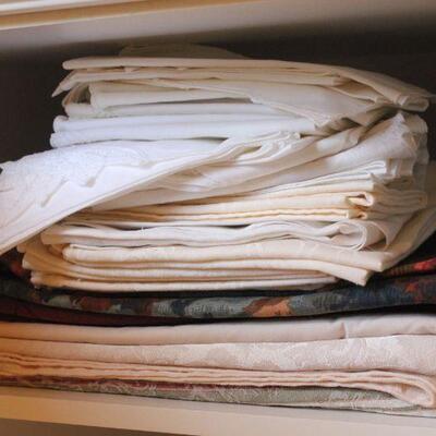 Lot 71 Table Cloths, Linen Napkins, Runners & More