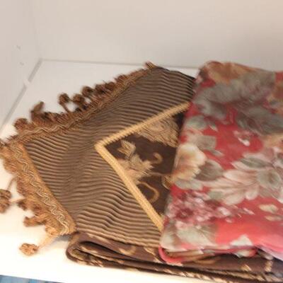 Lot 71 Table Cloths, Linen Napkins, Runners & More