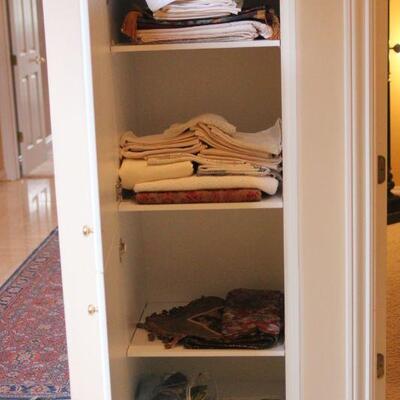 Lot 71 Table Cloths, Linen Napkins, Runners & More