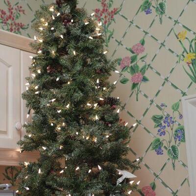 Lot 180 9' Lighted Christmas Tree