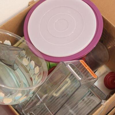 Lot 193 Kitchen Plastic ware, Glass Pyrex Storage, & MORE