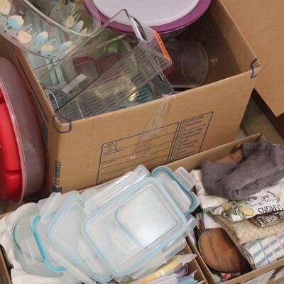 Lot 193 Kitchen Plastic ware, Glass Pyrex Storage, & MORE