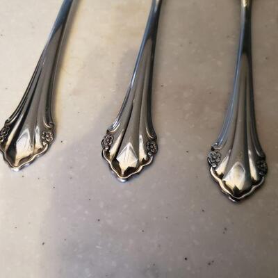 Lot 156: Oneida Flatware Set